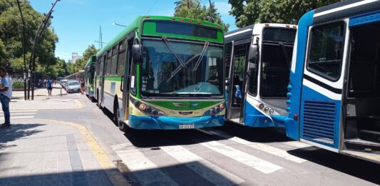 Empresarios del transporte cortaron una calle en La Plata para pedirle a Provincia que interceda en la negociación con Nación.