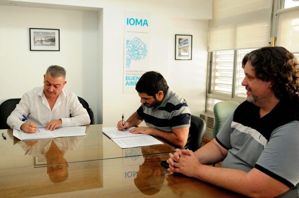 El vicepresidente de la FEMEBA, Sandro Scafatti, y el presidente del IOMA, Homero Giles, firmaron un nuevo acuerdo