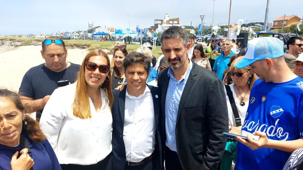 Axel Kicillof junto al intendente de Miramar, Sebastián Ianantuoni en la apertura del Operativo Sol, que por primera vez se realiza fuera de Mar del Plata. 