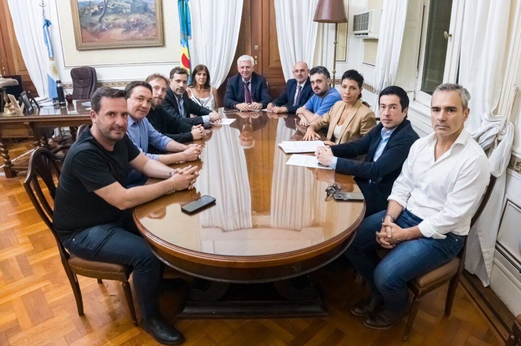 Varios intendentes de Unión por la Patria fueron parte de la jornada de negociaciones en la Legislatura bonaerense.
