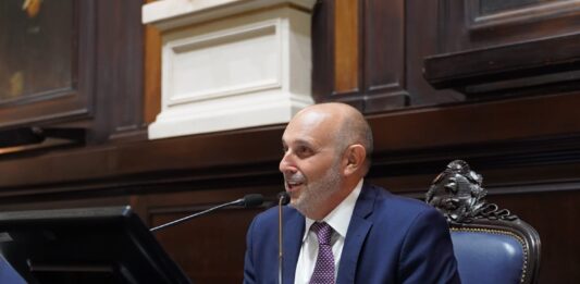 El massista Alexis Guerrera juró como presidente de la Cámara de Diputados bonaerense.