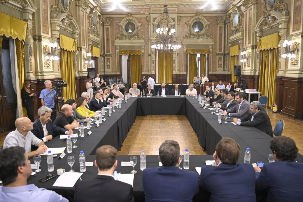 El gobernador bonaerense, Axel Kicillof, firmó convenio junto al titular del Banco Provincia, Juan Cuattromo, para que los municipios compren bienes financiados.
