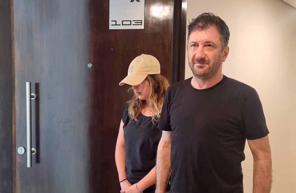 La jueza Arroyo Salgado busca tomar declaración indagatoria al ex senador y a Guinsel Costa en territorio argentino.