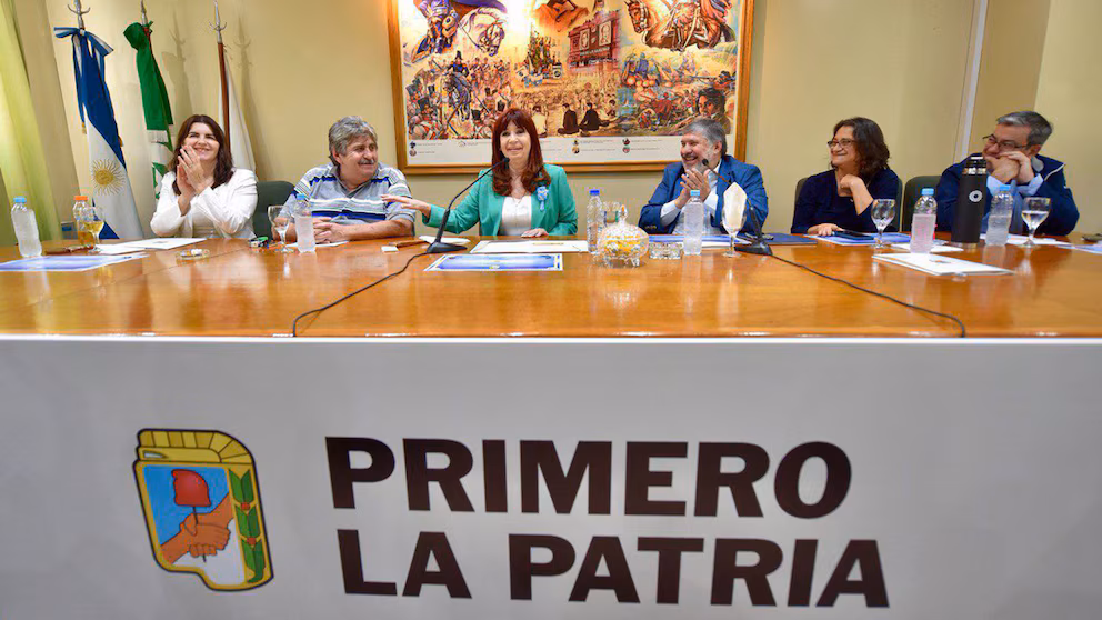 Cristina Kirchner junto a los 5 vicepresidentes de la lista "Primero la Patria", que también asumirán hoy.
