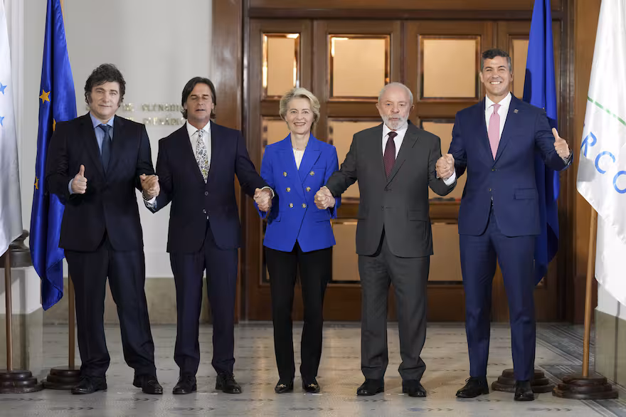 Los mandatarios de las naciones sudamericanas que conforman el Mercosur, junto a la presidenta de la Comisión Europea, Úrsula Von der Leyen.