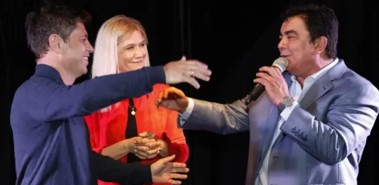 El gobernador bonaerense, Axel Kicillof, cierra el año con una inauguración de barrios populares en La Matanza junto a su vice Veronica Magario y Fernando Espinoza.