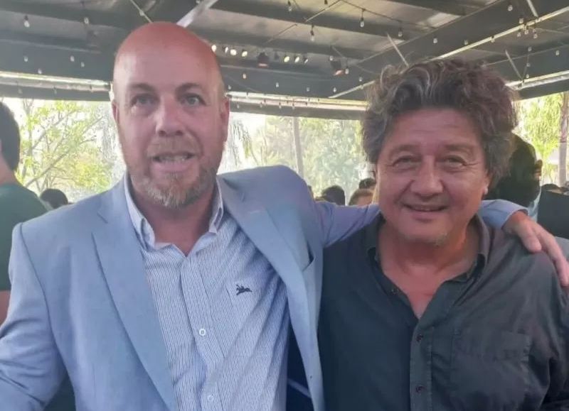 El flamante presidente del Concejo de Coronel Rosales, Pablo Gómez, y el senador bonaerense libertario, Carlos Kikuchi.