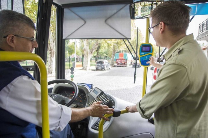 Los empresarios transportistas reclaman un aumento del subsidio al sector para afrontar los sueldos de enero.