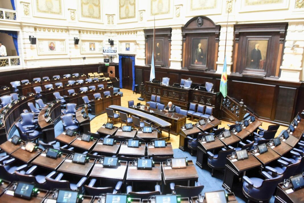 En los cajones de la Legislatura bonaerense quedaron un puñado de proyectos que deberán sortear las comisiones en 2025. De qué se tratan.