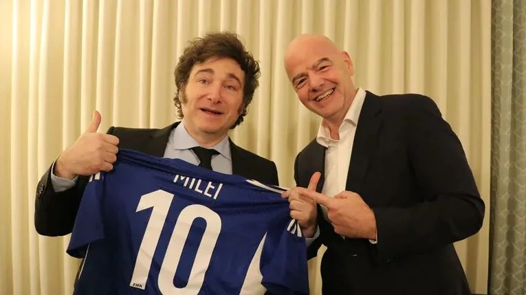 Javier Milei junto al presidente de la FIFA, Gianni Infantino, una foto que empuja más el deseo libertario de las SAD.