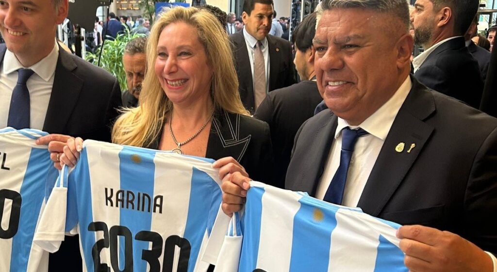 La foto entre Claudio Tapia y Karina Milei, otra impulsora de las SAD en el fútbol argentino.