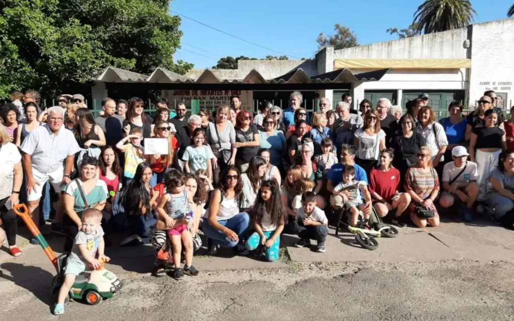 La comunidad educativa del jardín del Parque San Martín de La Plata realizó un abrazo simbólico.