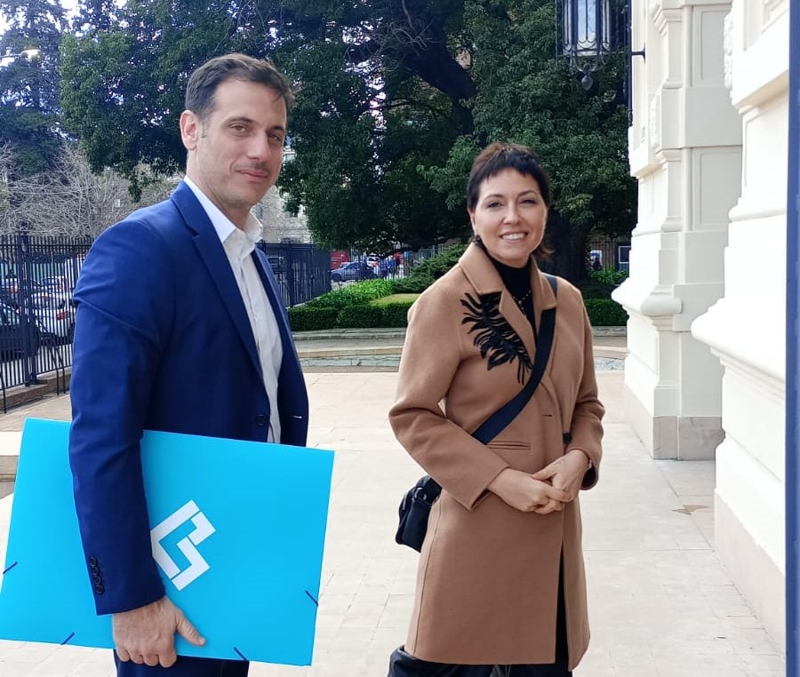 Tanto Álvarez como su par de Quilmes y aliada política, Mayra Mendoza mantienen un fuerte enfrentamiento con el gobernador Kicillof.
