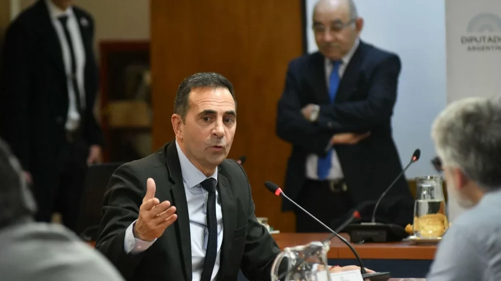 El conflicto escaló después de que el secretario de Trabajo, Julio Cordero, postergara la audiencia virtual con la UTA programada para este jueves.