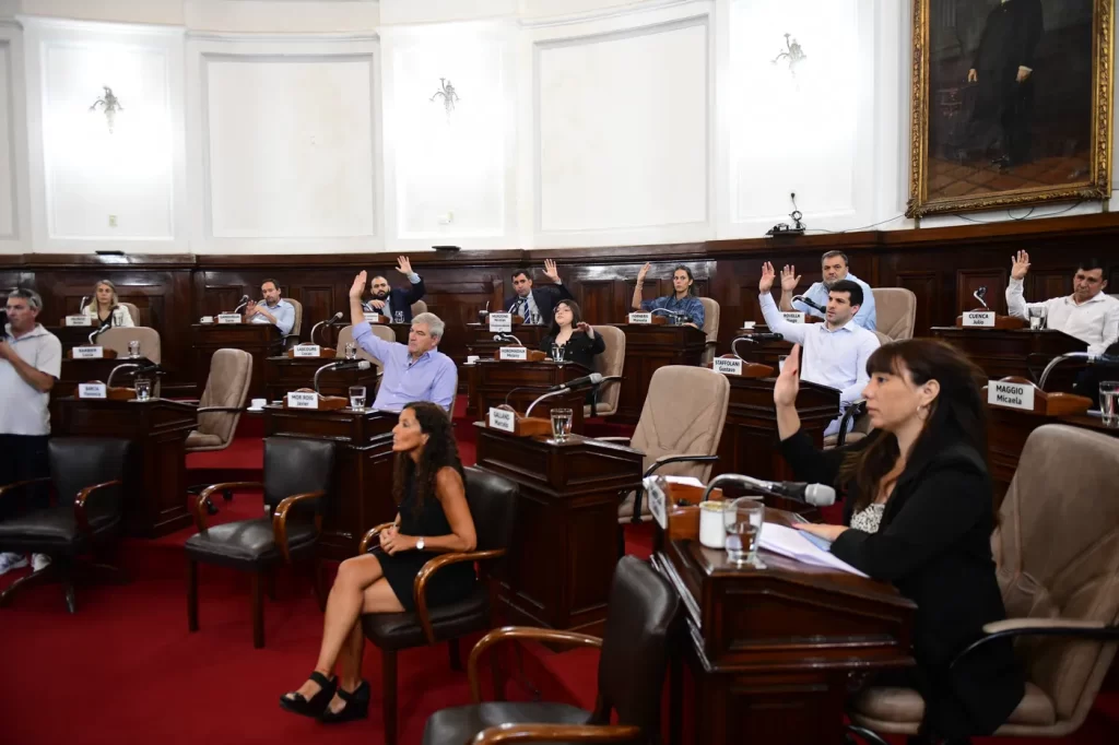 Por unanimidad, el Concejo Deliberante de La Plata aprobó el convenio entre Kicillof y Alak para cancelar la deuda por la Tasa de Capitalidad. 