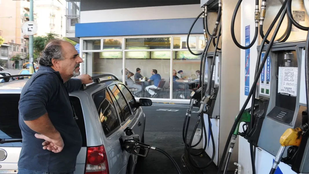 El gobierno de Axel Kicillof ha decidido no aplicar la desregulación que permitiría el autodespacho de combustible en estaciones de servicio.