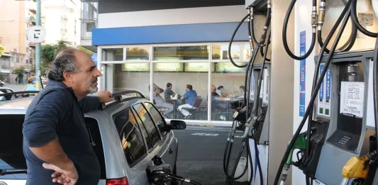 El gobierno de Axel Kicillof ha decidido no aplicar la desregulación que permitiría el autodespacho de combustible en estaciones de servicio.
