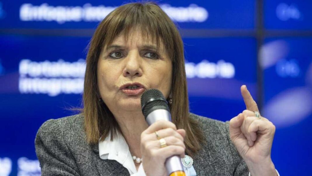 En la antesala a la marcha de jubilados, la ministra de Seguridad, Patricia Bullrich, presentó la Ley Antibarras, que agrava las penas y pone la lupa sobre el rol de los dirigentes.