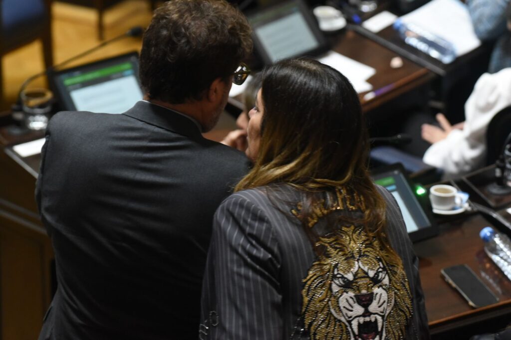 Retamoso y su sugestivo saco que adelantó el salto a la bancada de La Libertad Avanza.