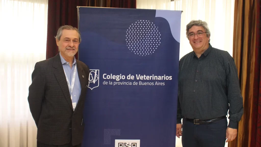 Osvaldo Rinaldi, presidente del Colegio de Veterinarios de Buenos Aires junto a Javier Rodríguez, ministro de Desarrollo Agrario bonaerense.