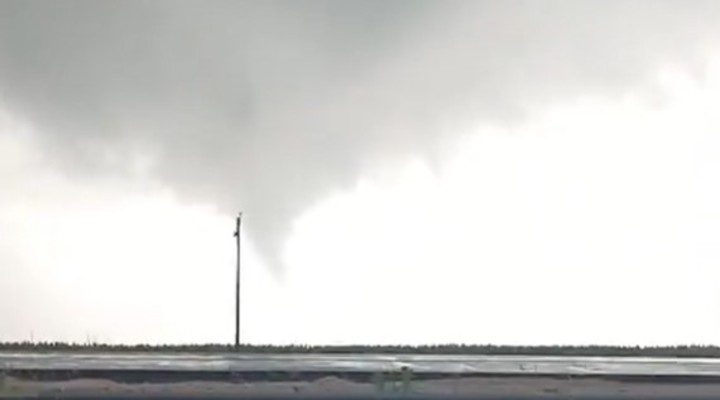 Temporal en la Costa Atlántica: turistas registraron en video la formación de un tornado en Mar Chiquita. 