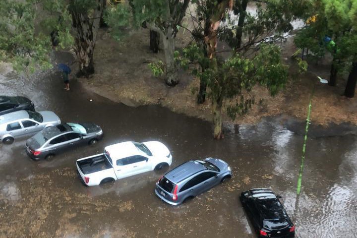 Temporal en la Costa Atlántica: en Pinamar, decenas de vehículos quedaron sumergidos casi por completo lo que derivó la rápida intervención de las fuerzas locales.