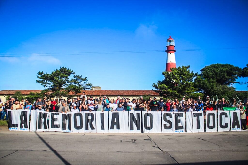 Mar del Plata: Trabajadores del Faro de la Memoria realizaron un abrazo simbólico al lugar para visibilizar el desmantelamiento y los despidos. 