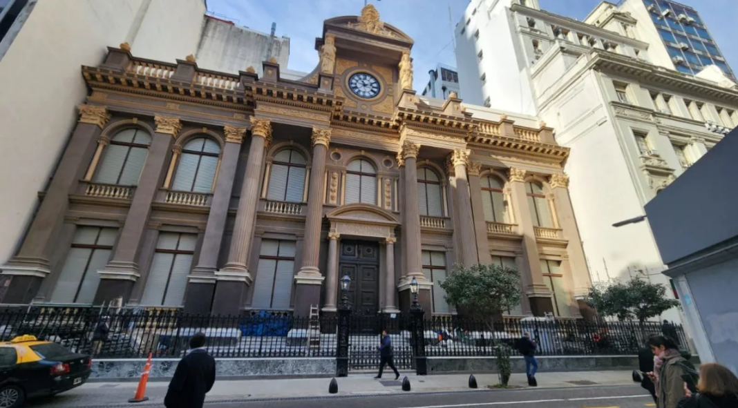 El Banco Central acordó con Santander, ICBC, JP Morgan, BBVA y Citi un préstamo de USD 1000 millones para aumentar las reservas.