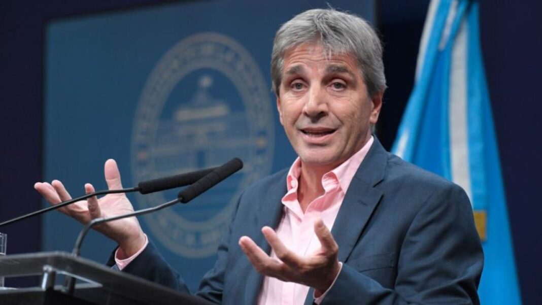 El Ministerio de Economía, a cargo de Luis Caputo, analiza reducir los impuestos a la industria automotriz y así bajar el valor de mercado de los autos. Todos los detalles.