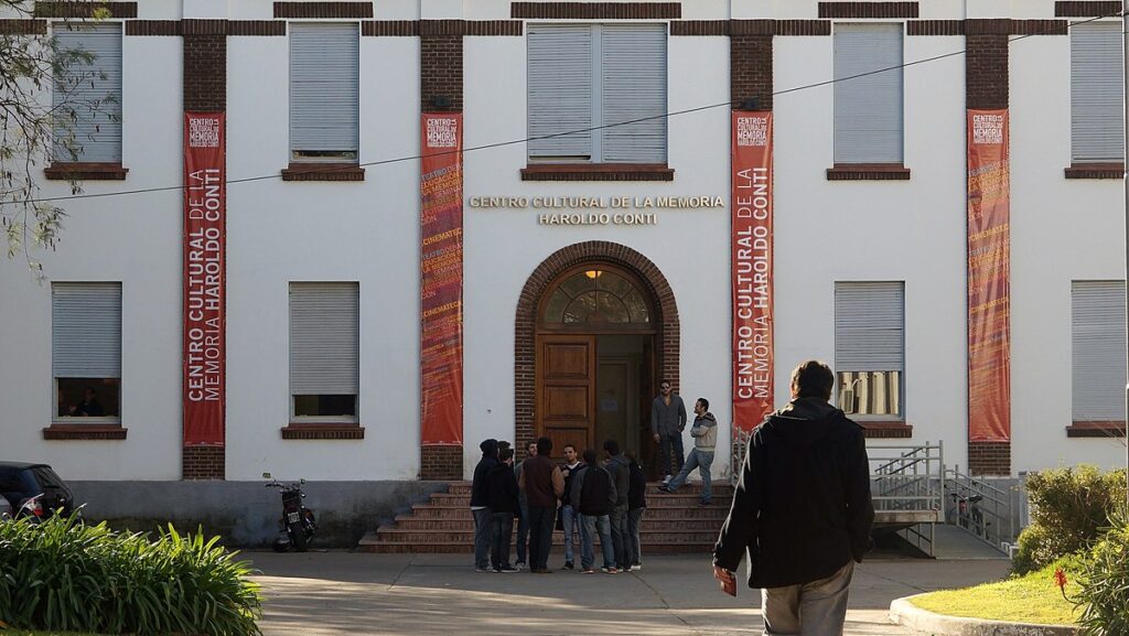 El gobernador Axel Kicillof repudió el intento del presidente Javier Milei de cerrar el Centro Cultural de la Memoria Haroldo Conti.