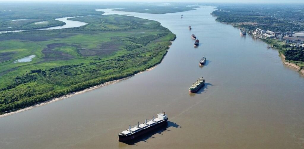 La ANPYN también estará a cargo de la administración de la Hidrovía Paraná-Paraguay, considerada una de las rutas comerciales más importantes del país.