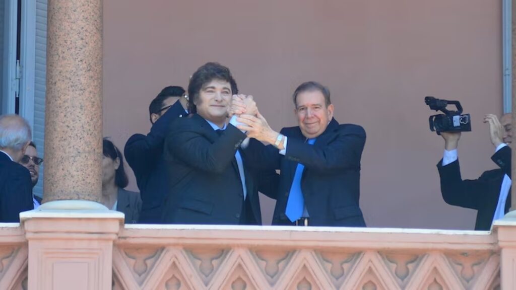 Desde el balcón de la Casa Rosada, Milei y González Urrutia saludaron a una multitud de más de mil venezolanos radicados en el país, quienes agitaban banderas y coreaban consignas contra el chavismo en la Plaza de Mayo.