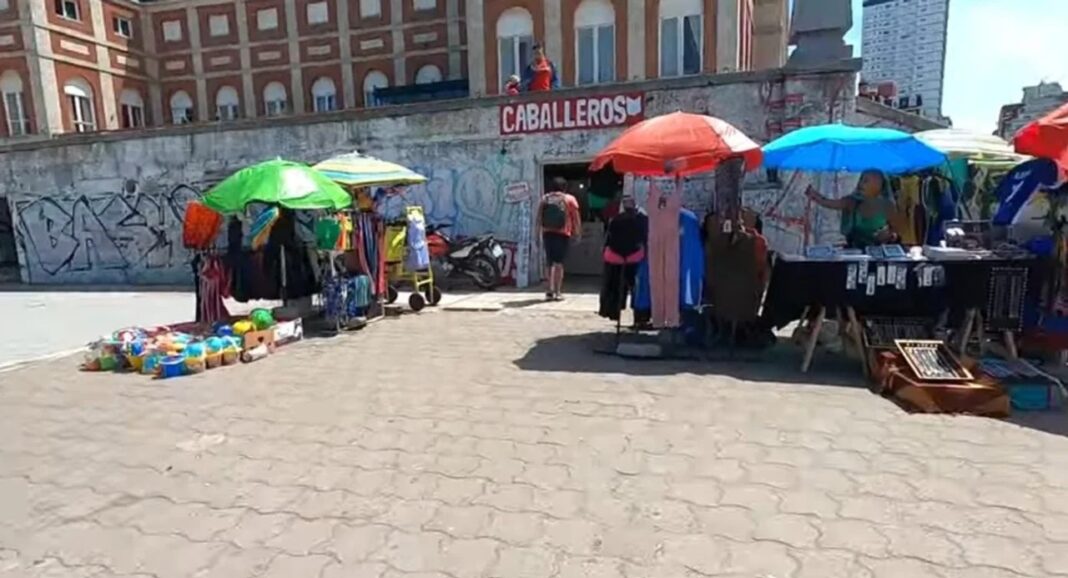 En Mar del Plata UxP cuestionó a Montenegro por la denuncia penal que le realizó a Kicillof por el abandono de la feria de la playa Bristol.
