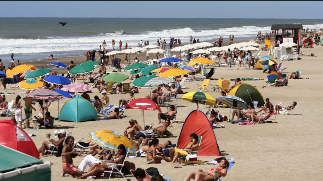 La FEBA informó hay una ocupación hotelera del 75% en lo que va de la temporada y Turismo bonaerense datalló que el gasto diario es menor que el habitual.