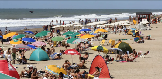 La FEBA informó hay una ocupación hotelera del 75% en lo que va de la temporada y Turismo bonaerense datalló que el gasto diario es menor que el habitual.