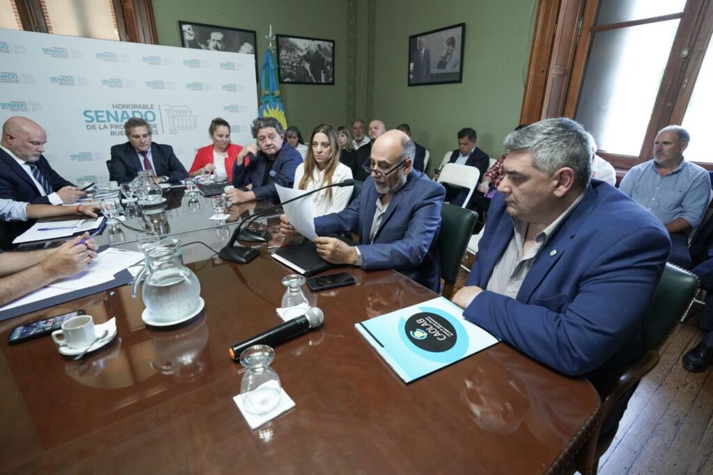 El presidente de Loterías y Casinos, Gonzalo Atanasof, aseguró que trabaja en tándem con la Legislatura bonaerense, pese a su ausencia. 