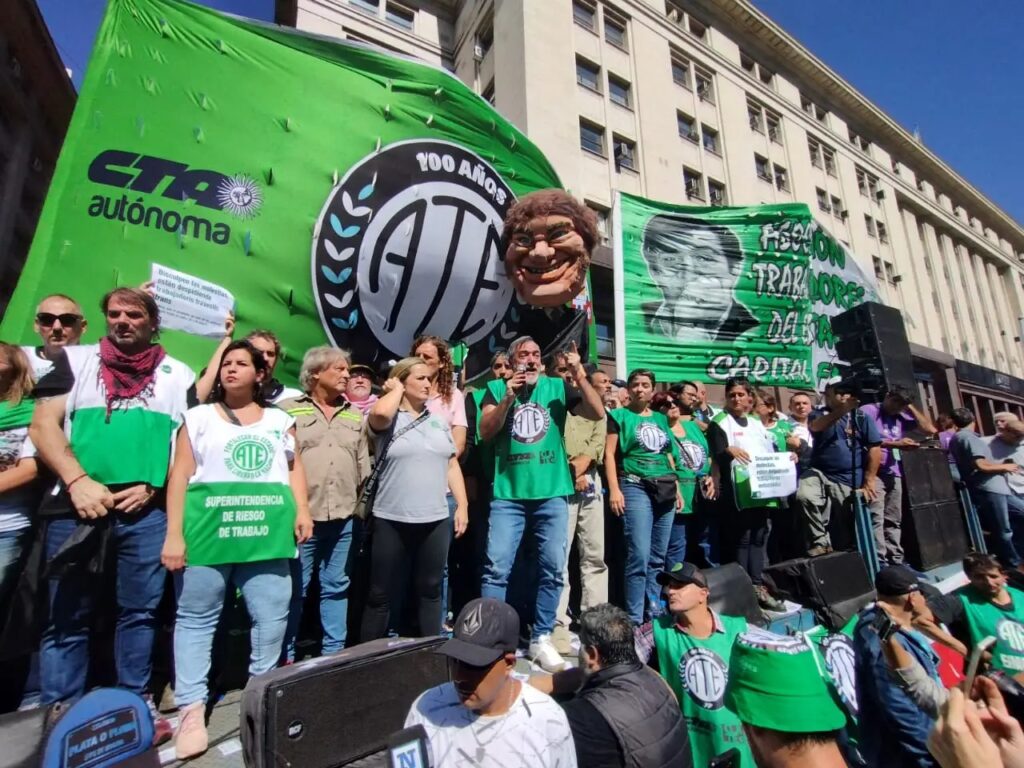 Los trabajadores estatales se preparan para adoptar nuevas medidas de fuerza contra el cierre de Puertos y el desguace de los Parques Nacionales.