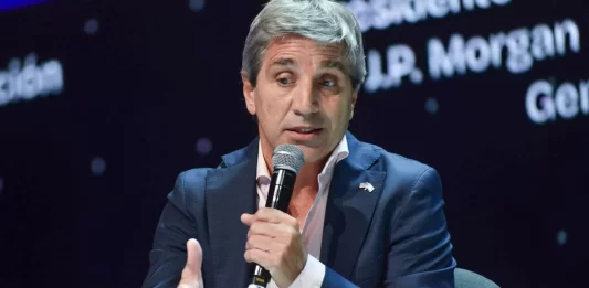 Luis Caputo le respondió a los intendentes kirchneristas que lo criticaron por la regulación de las tasas municipales.
