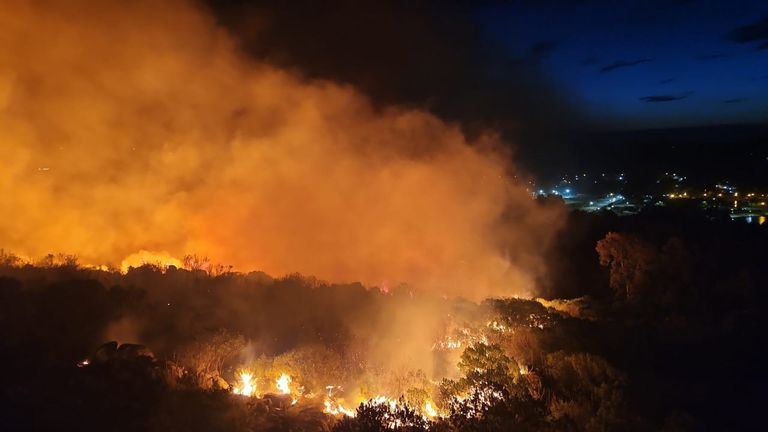 Las Sierras de Tandil se ven afectadas por un importante incendio que de no controlarse podría bajar a la ciudad.