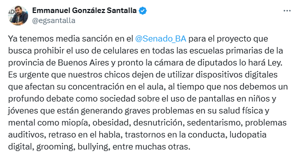 Un senador de Unión por la Patria reclamó que la Legislatura apruebe el proyecto para prohibir el uso de celulares en las escuelas. 