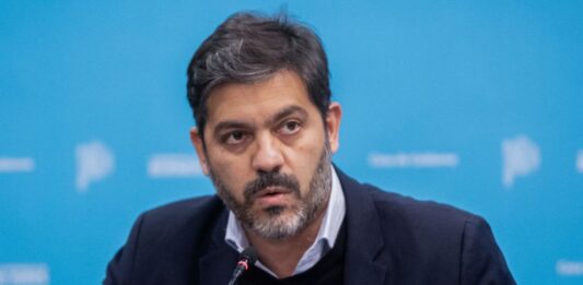 El ministro de Gobierno, Carlos Bianco, responsabilizó a la oposición por la caída del Presupuesto 2025 y desde el PRO y la CC le respondieron.