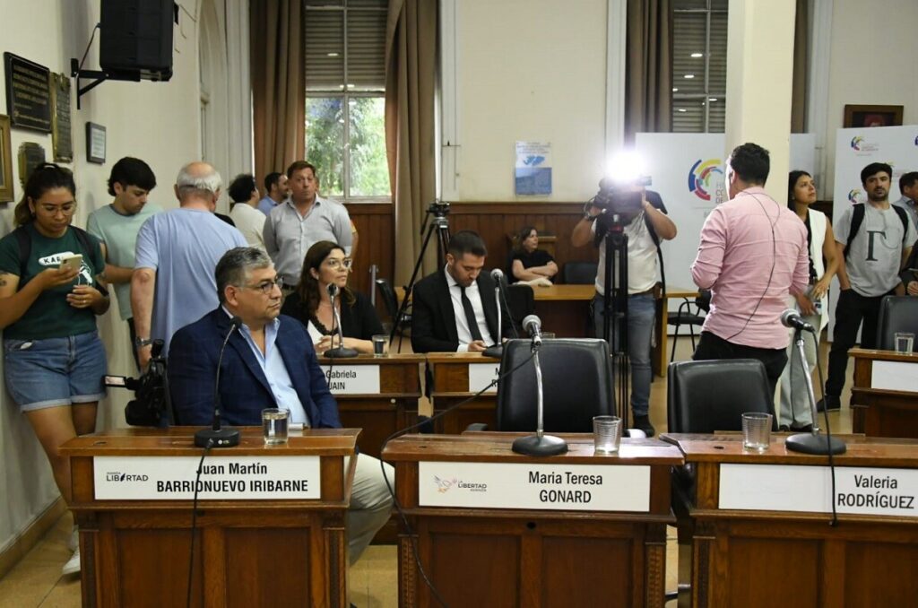 El Concejo Deliberante de Bahía Blanca votó a favor de destituir a la ahora extitular del recinto, María Teresa Gonard.