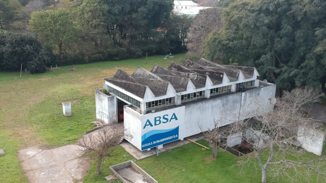 ABSA La Plata Leguizamón El senador bonaerense, Marcelo Leguizamón, pidió explicaciones al Ejecutivo por los motivos de la falta de agua potable en zonas de La Plata.