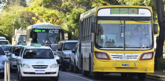 El Gobierno de la provincia de Buenos Aires adelantó el pago de subsidios y desactivó el paro de colectivos previsto para este domingo. Todos los detalles.