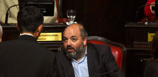 El senador del radicalismo, Agustín Maspoli, sostuvo que la prórroga del Presupuesto 2023 le da "mayores libertades” a Kicillof.