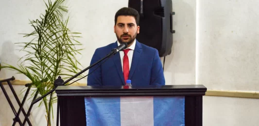 Con el armador de la Séptima sección electoral de respaldo, La Libertad Avanza selló la incorporación del primer intendente bonaerense a sus filas.