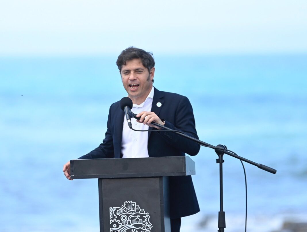 En la apertura de las conferencias de verano, el gobernador Axel Kicillof cargó contra las políticas económicas del presidente Milei.