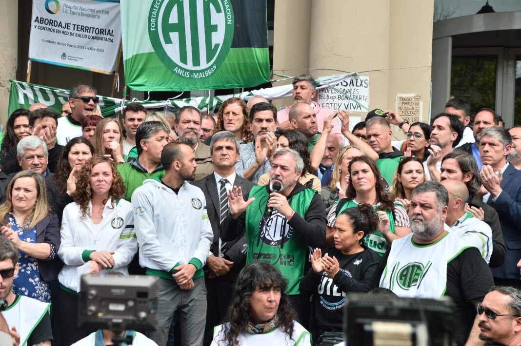 Trabajadores estatales afiliados en ATE definen nuevas medidas de fuerza contra los 1.400 despidos en el área de salud.