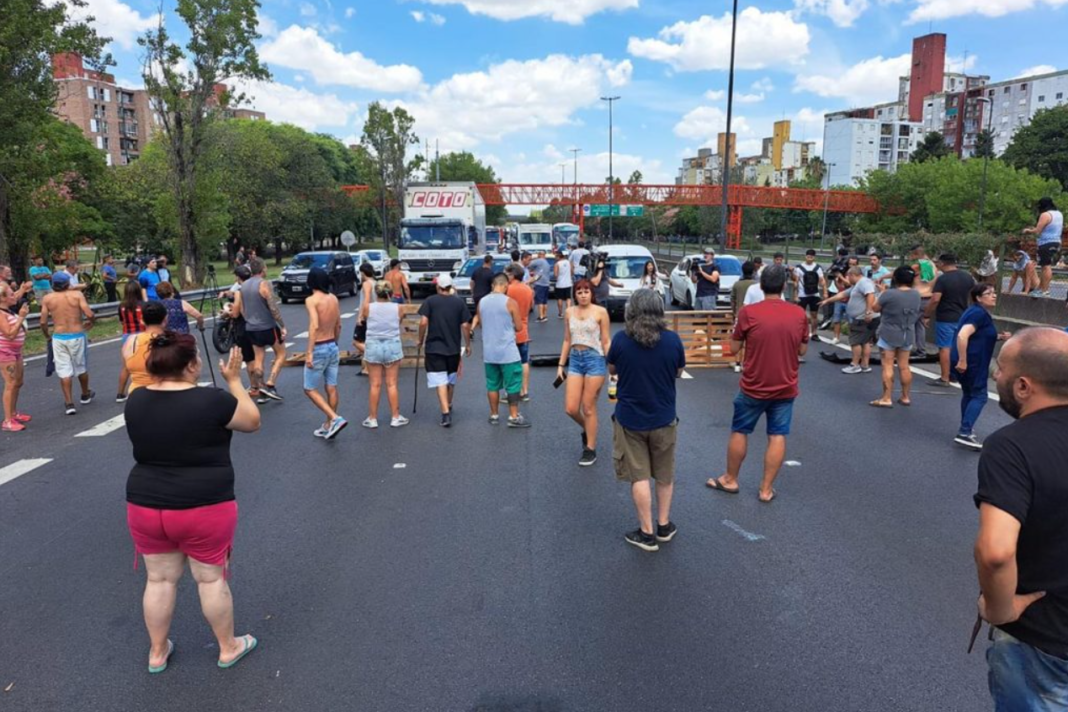 En medio de la ola de calor, Edesur no puede solucionar los cortes de luz en el AMBA y tiene a más de 50 mil usuarios en vilo.