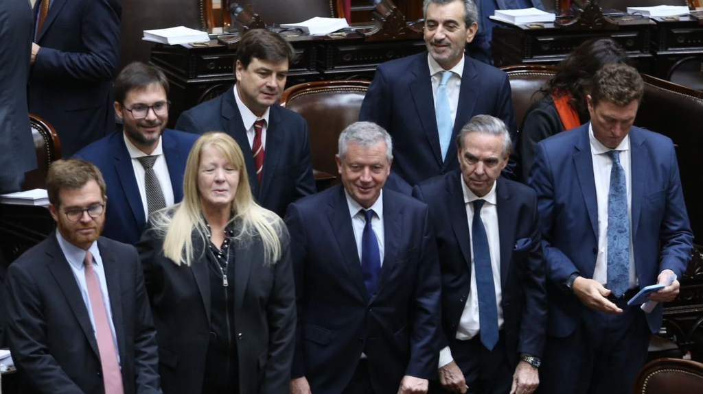 Diputados de la oposición dialoguista amenazan con pausar las negociaciones por las sesiones extraordinarias. 
